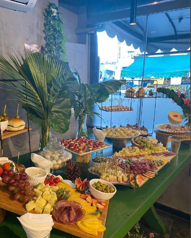 Buffet do Vírgula montado no salão da casa em São Gonçalo