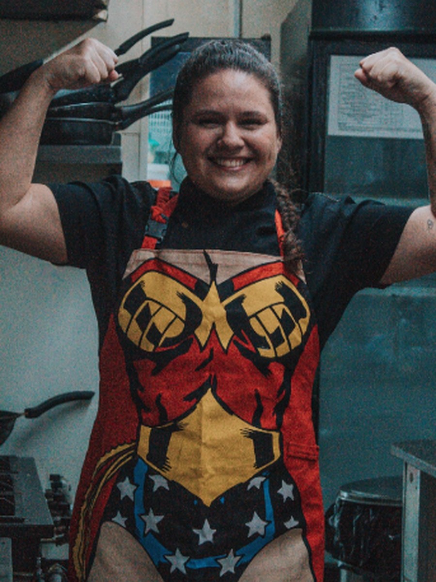 Carol Xavier sorrindo na cozinha do Vírgula