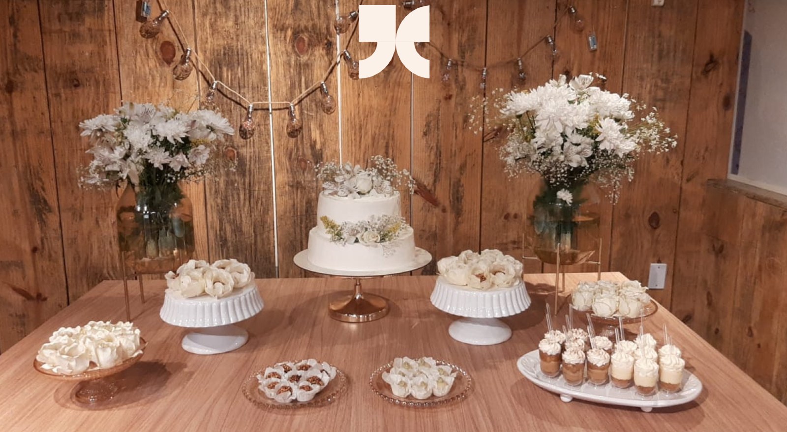 Mesa de bolo e doces em tons de branco