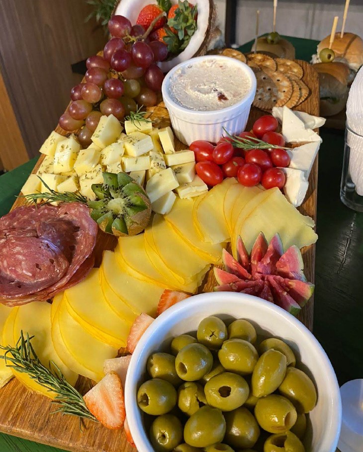 Tábua de frios com queijos, uvas e salame